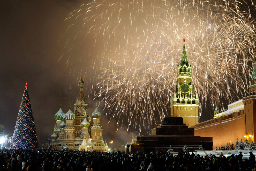 2017 что будет в мире. Кремль новый год. Новогодний салют на красной площади. Красная площадь новый год. Елка на красной площади.