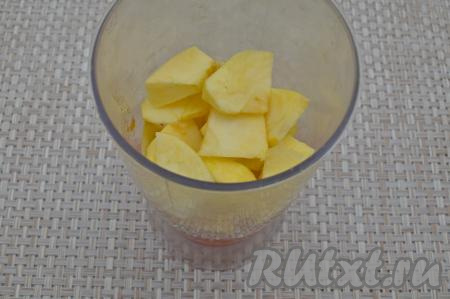 Затем выложить кусочки яблок.